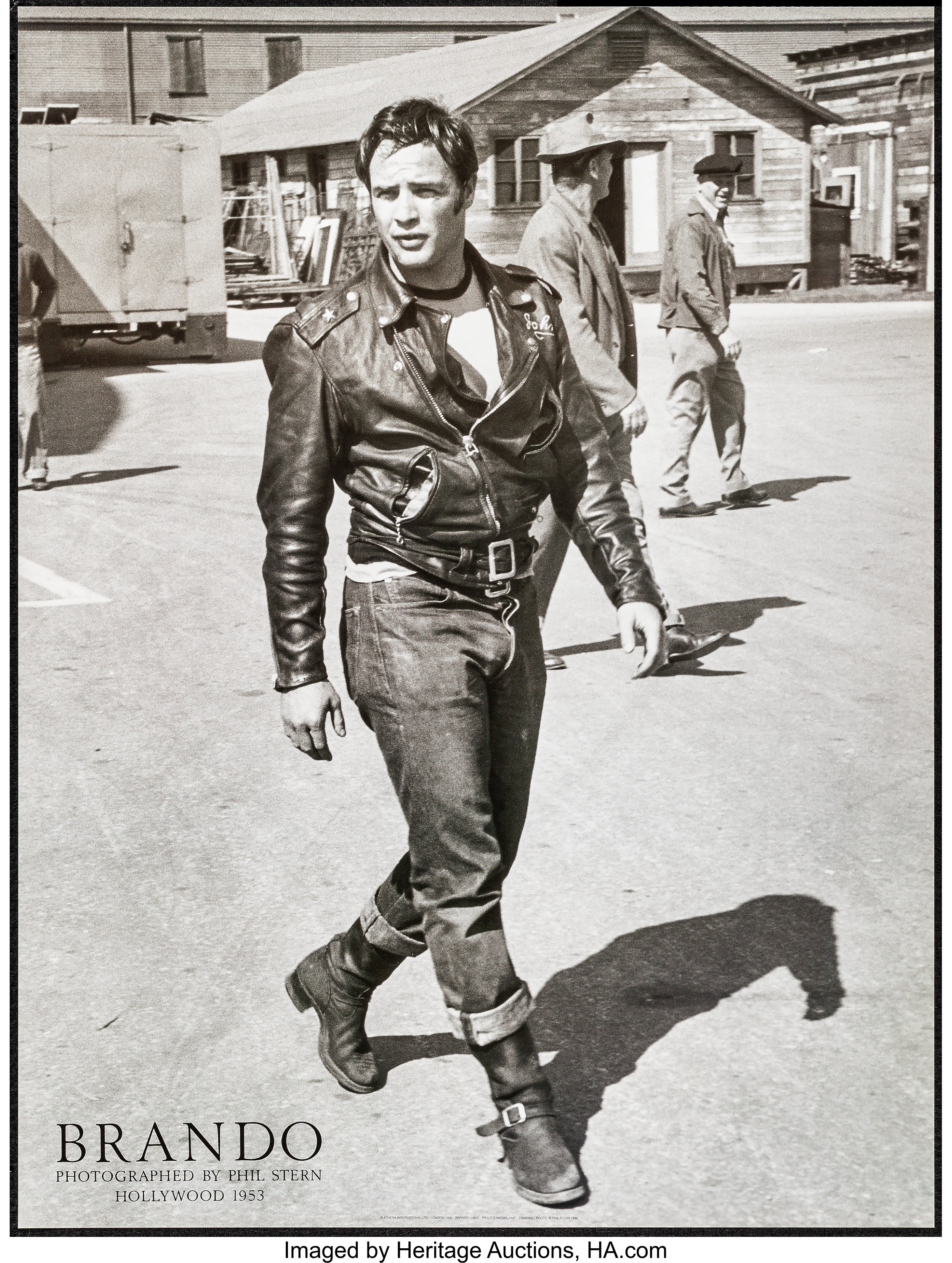 29歳のマーロン・ブランドが、1953年の『乱暴者』のセットを闊歩する