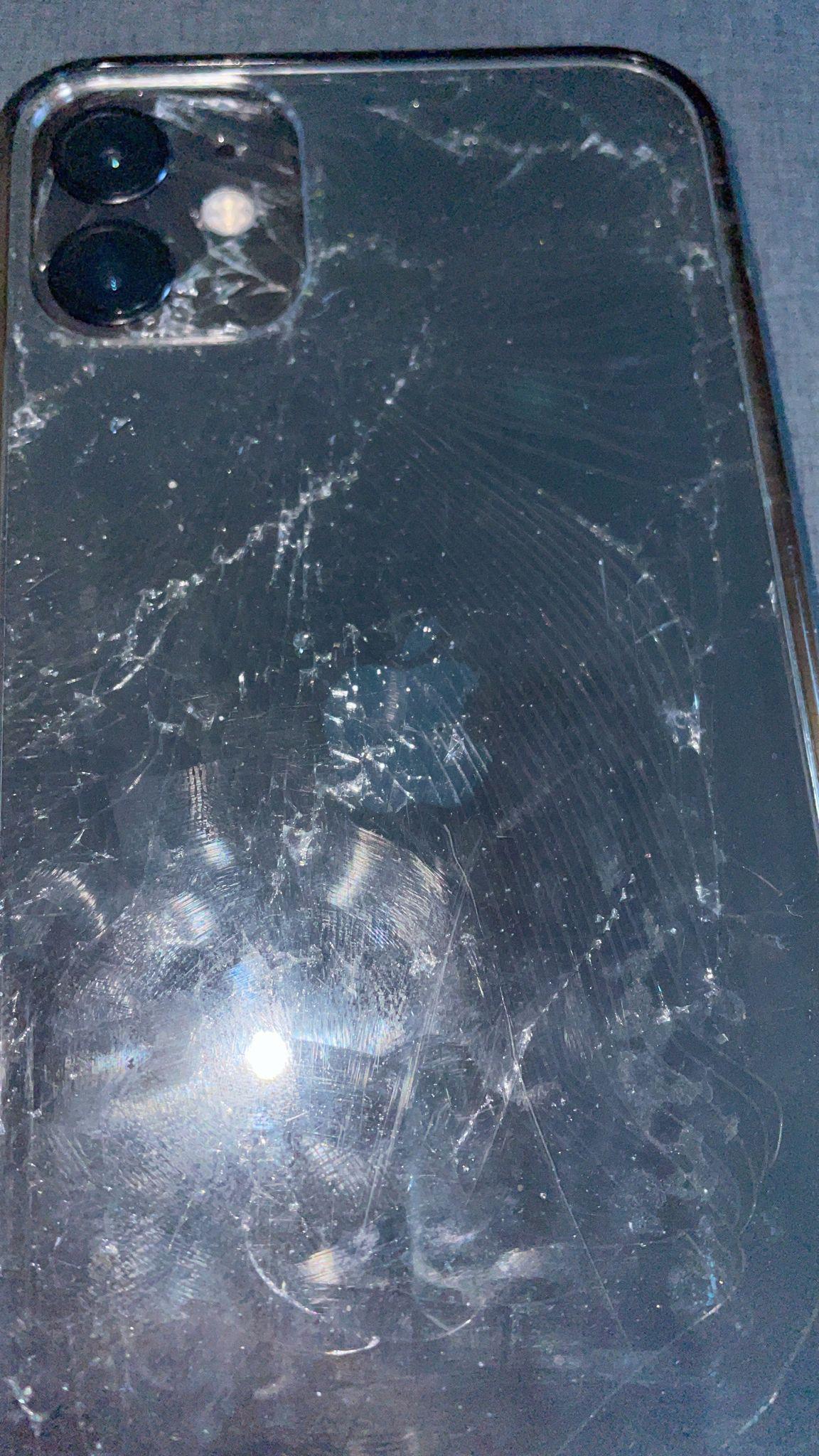 やあ！このiPhone 11の背面ガラスが割れちゃったんだけど、割れた
