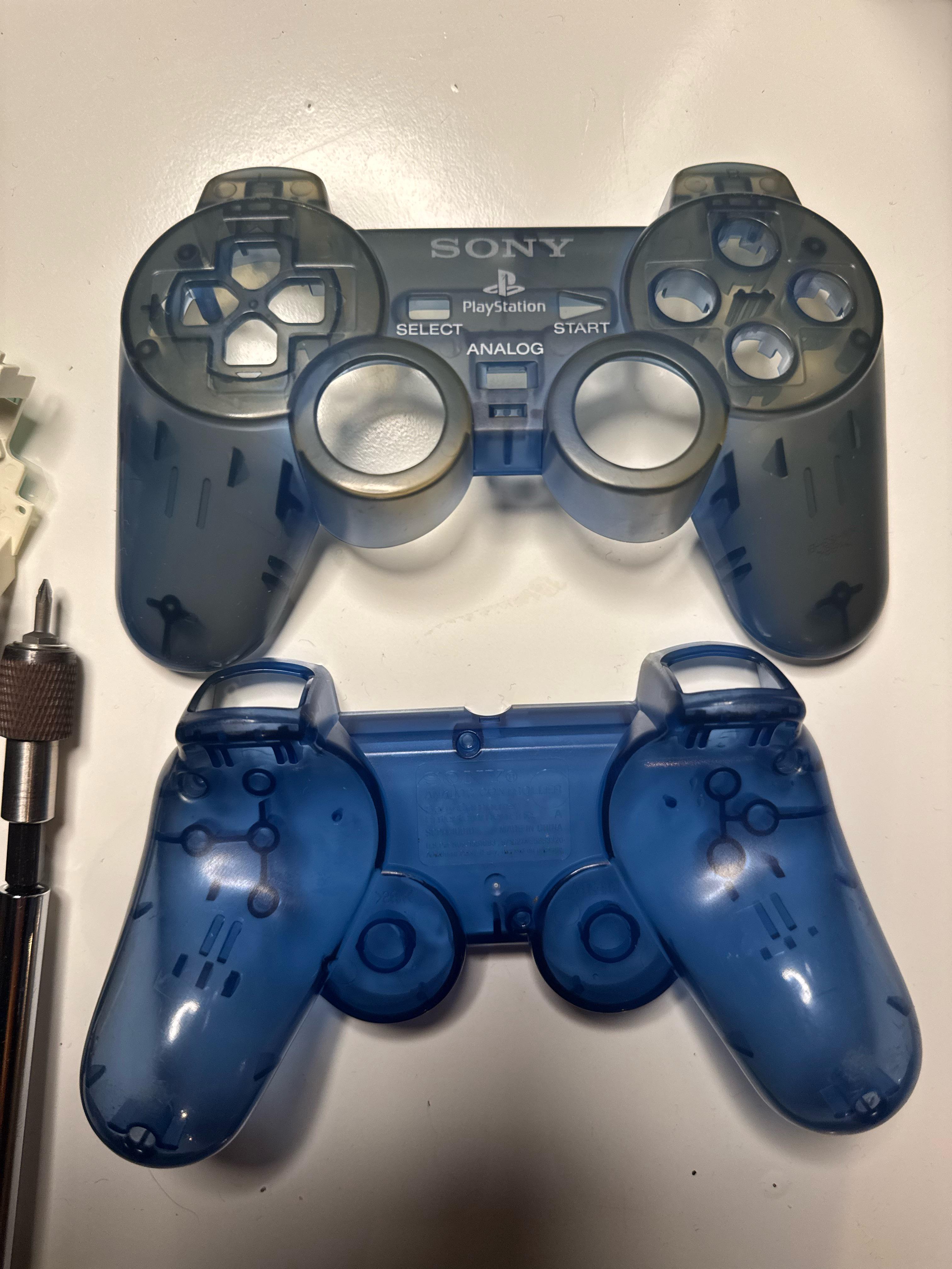 この青い透明なPS2コントローラーの「黄ばみ」って、どうやって取るの