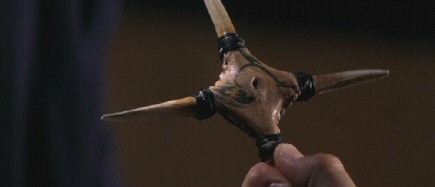 ジーパーズ・クリーパーズ2では、バスを止めた2つ目の手裏剣はダリーの