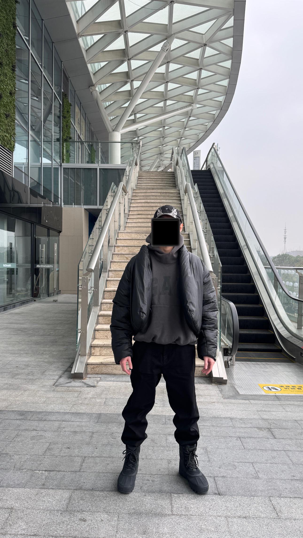 誰かYZYラウンドジャケット持ってる人いる？ : r/yeezys