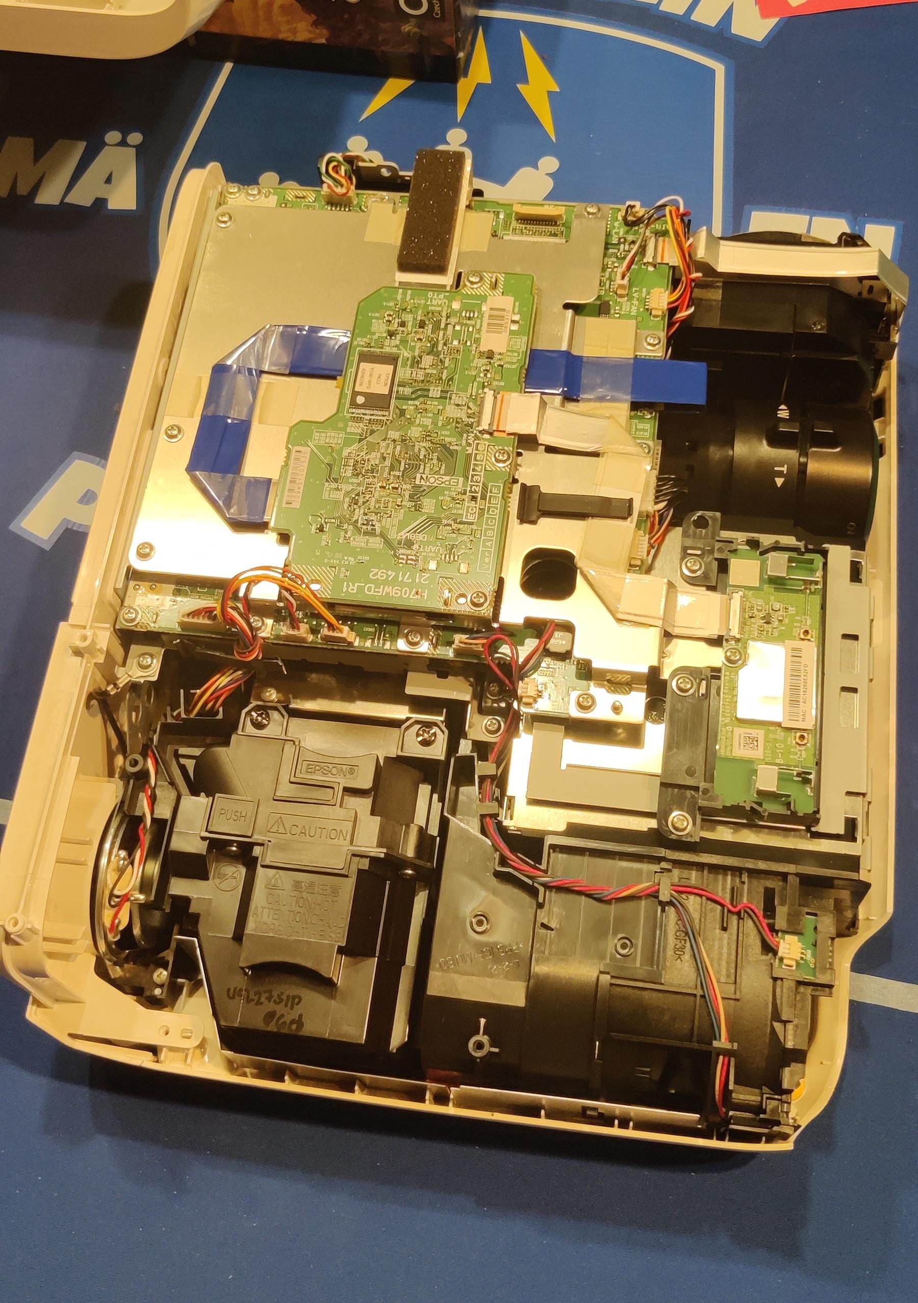 Epson EH-TW5350 - 画面が暗いエラー、どうすれば？分解はどのくらい