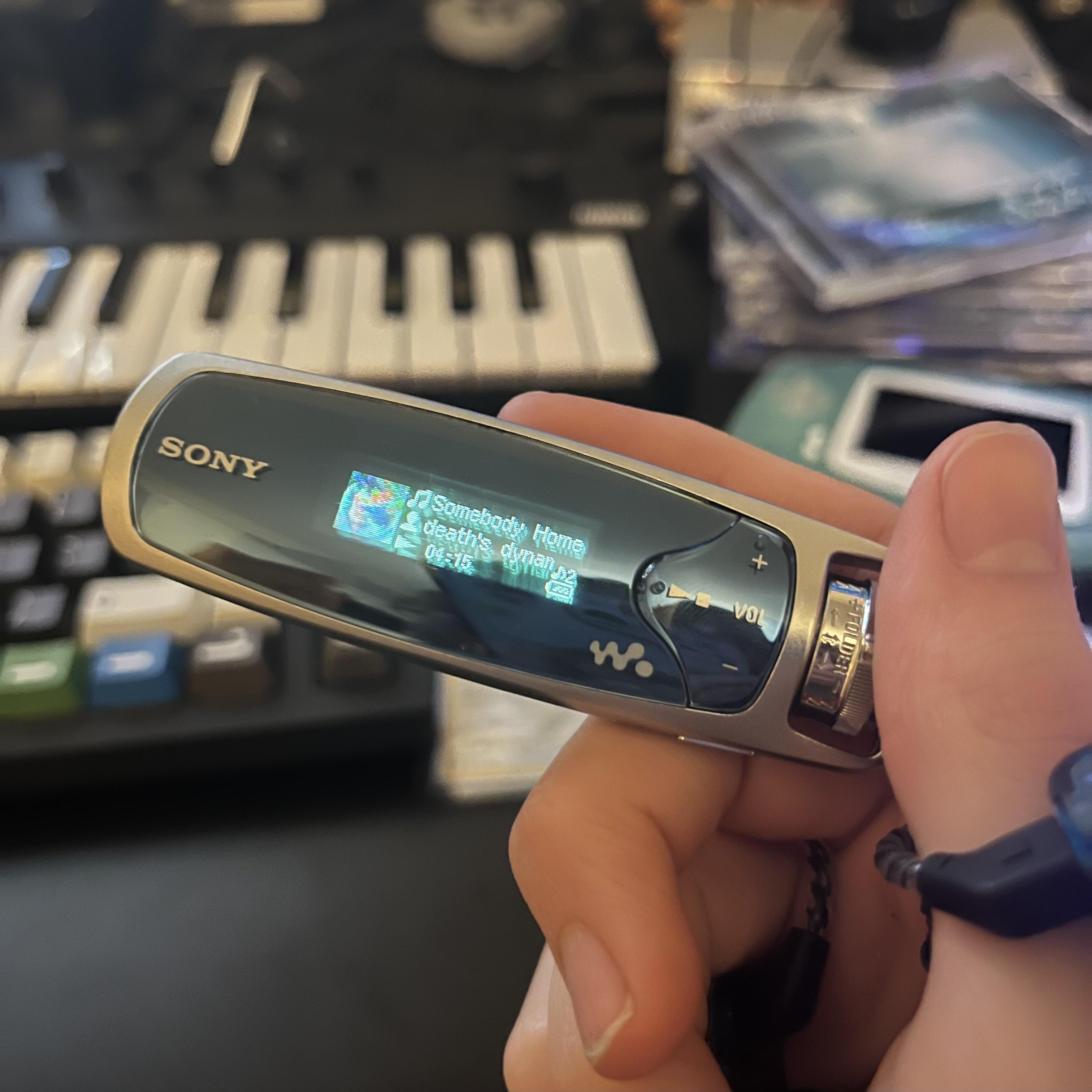 ソニー ウォークマン NW-S603 SONY NW-S603 ブラック (1GB) 価格比較