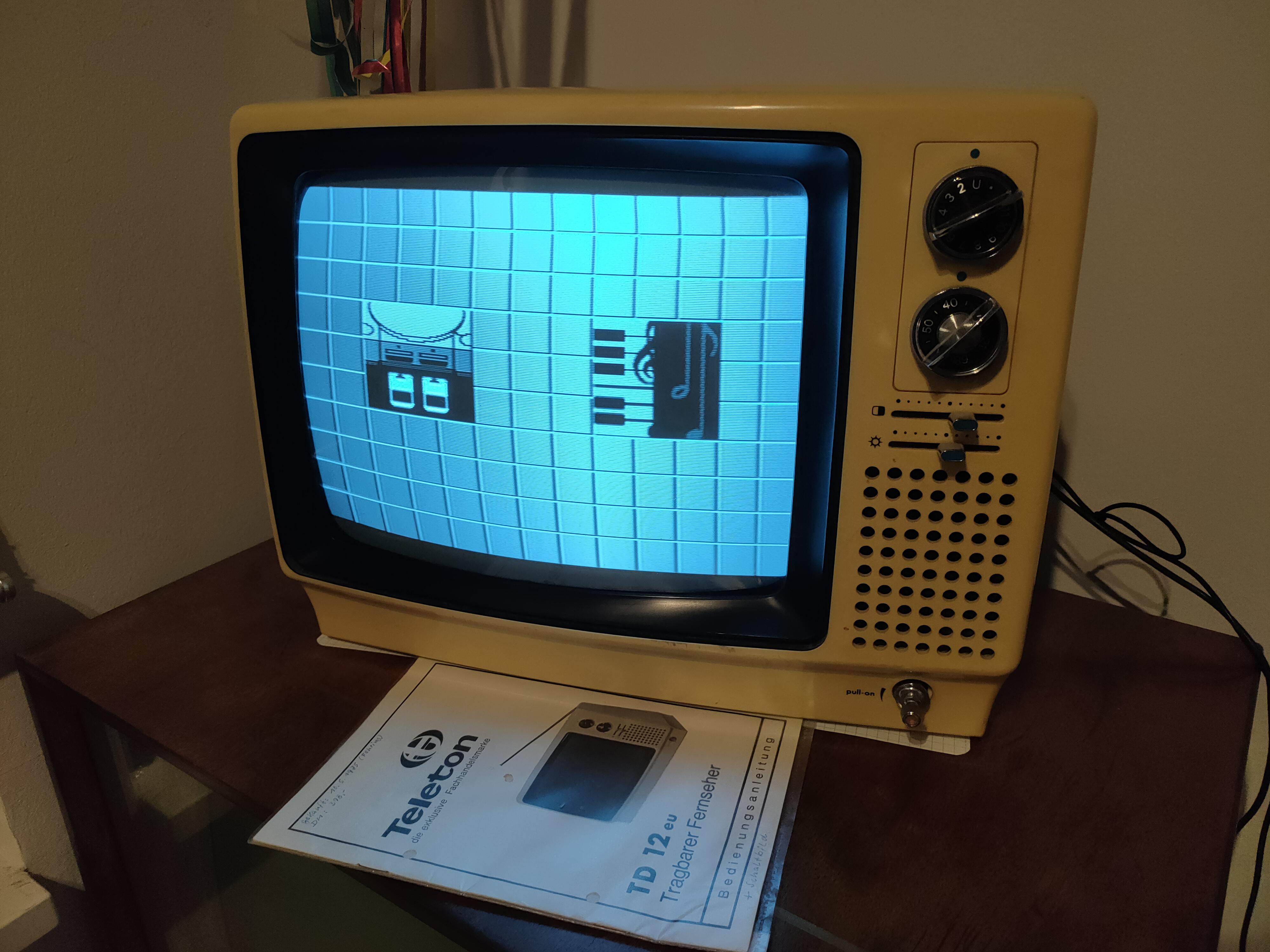 1975年製の小さい「ポータブル」白黒テレビを手に入れたんだ。説明書と