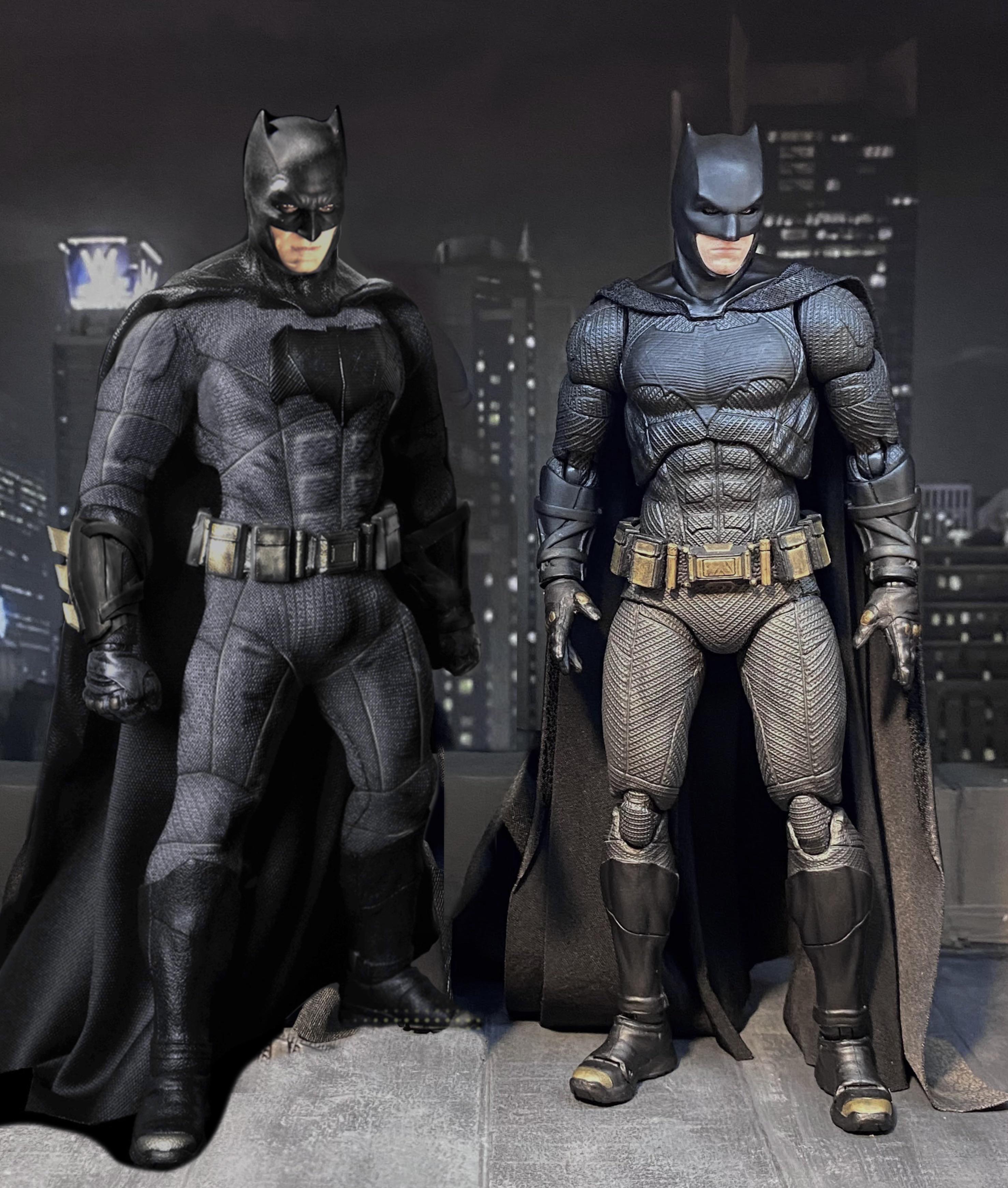 Mezco vs Mafex JL Batman : r/ActionFigures