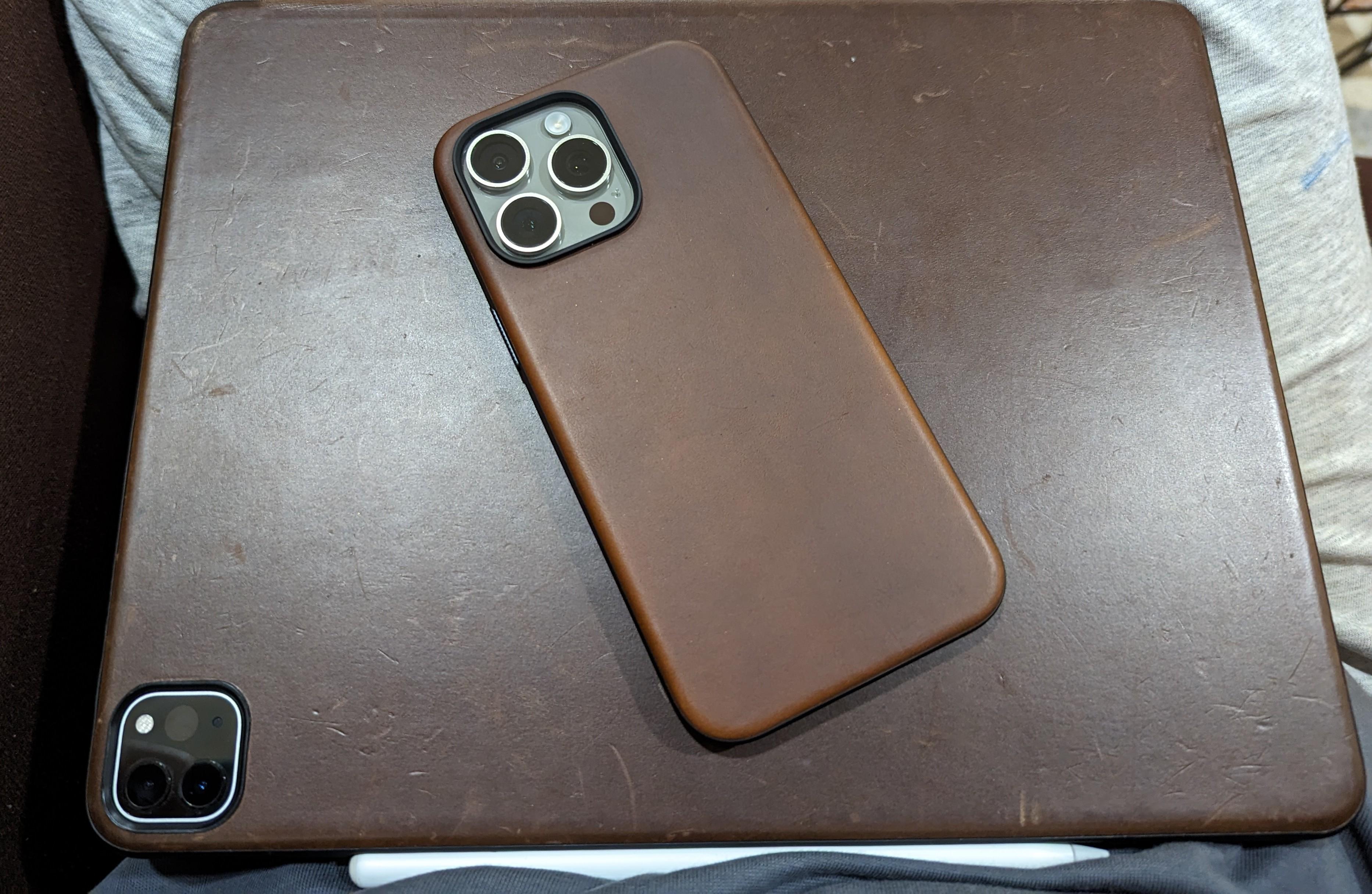 iPhone 15 Pro Max - Nomad レザーケース : r/iPhone15Pro