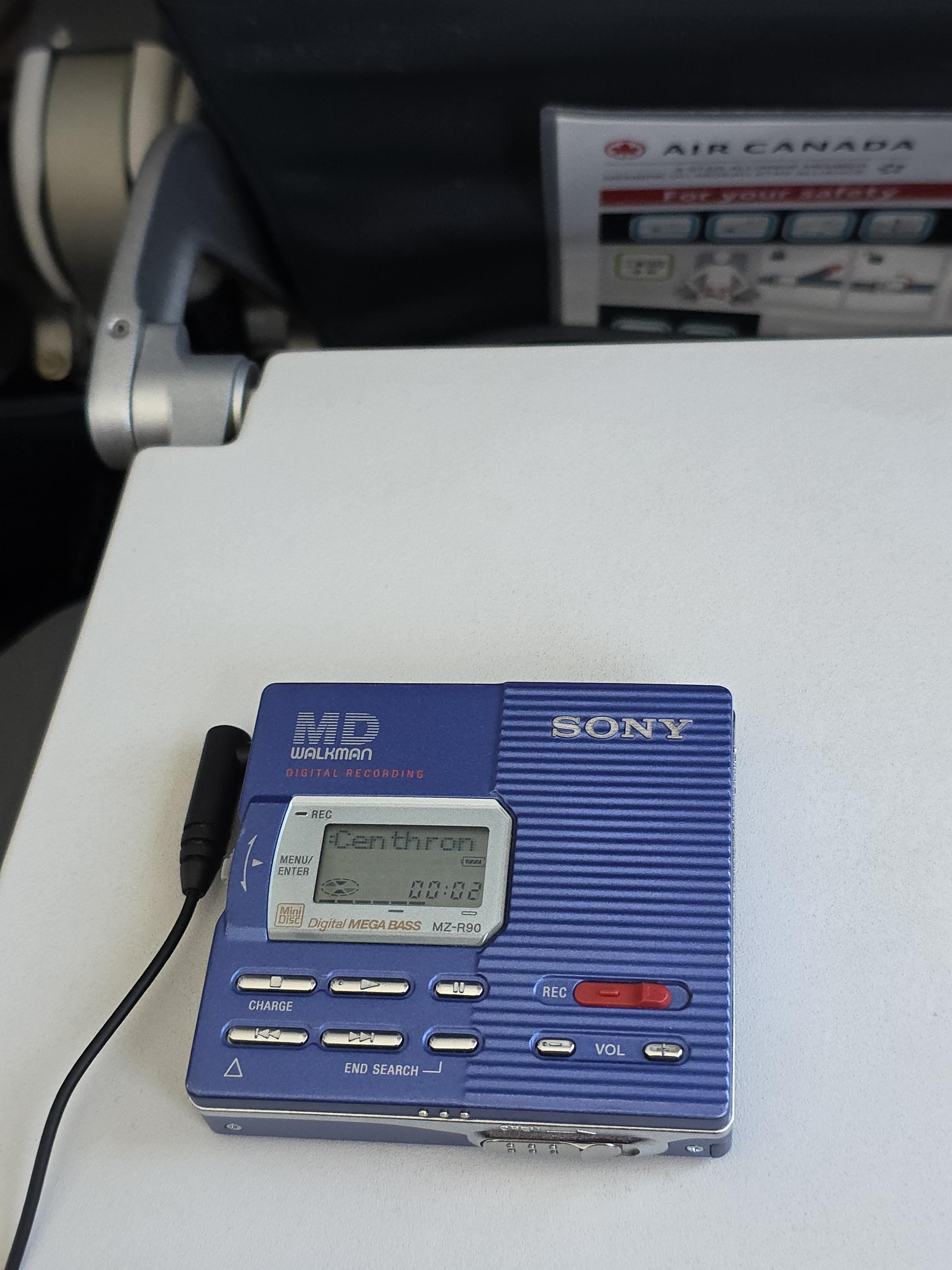 MZ-R90 on the airplane : r/minidisc