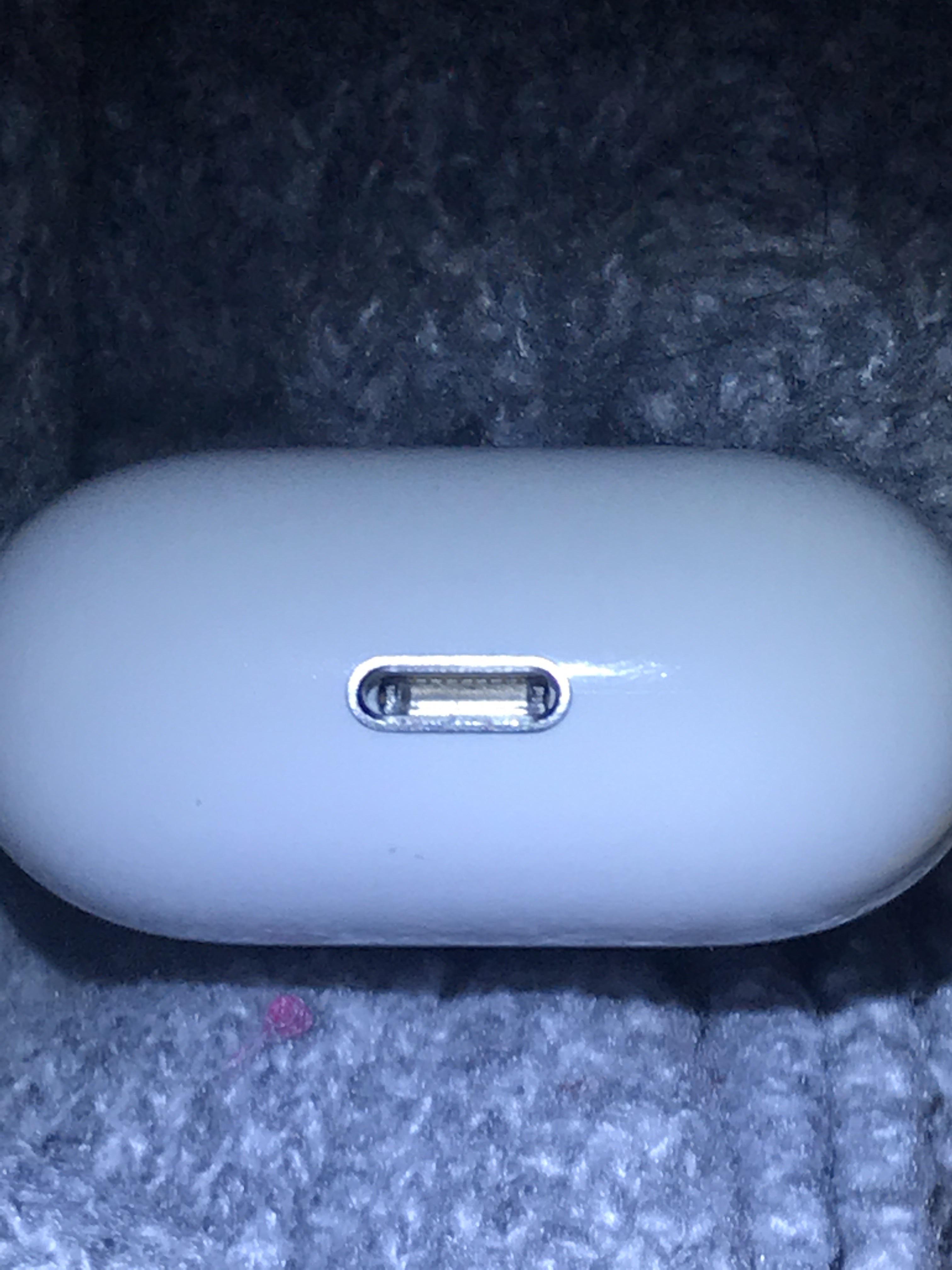 AirPodsのケースが充電できないんだけど、充電器が入らないし、金属が