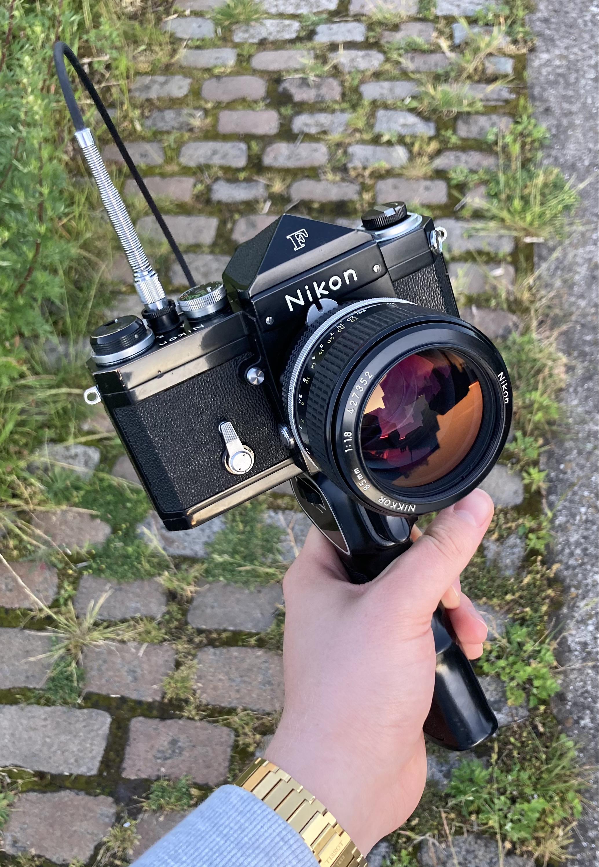 最近見つけたのは、1972年製の美しい黒いニコンF。コレクション初の黒F