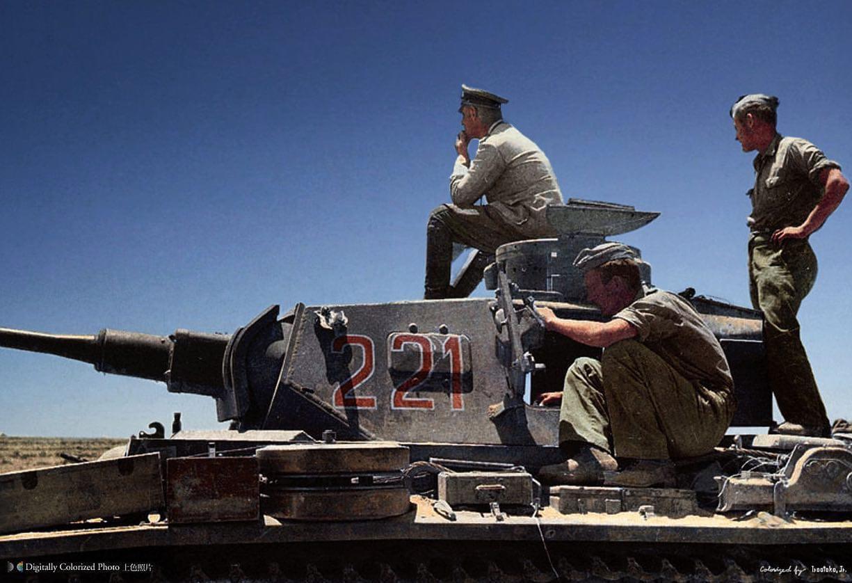 Erwin Rommel on top of a Panzer III in North Africa; 1942 : r/wwiipics