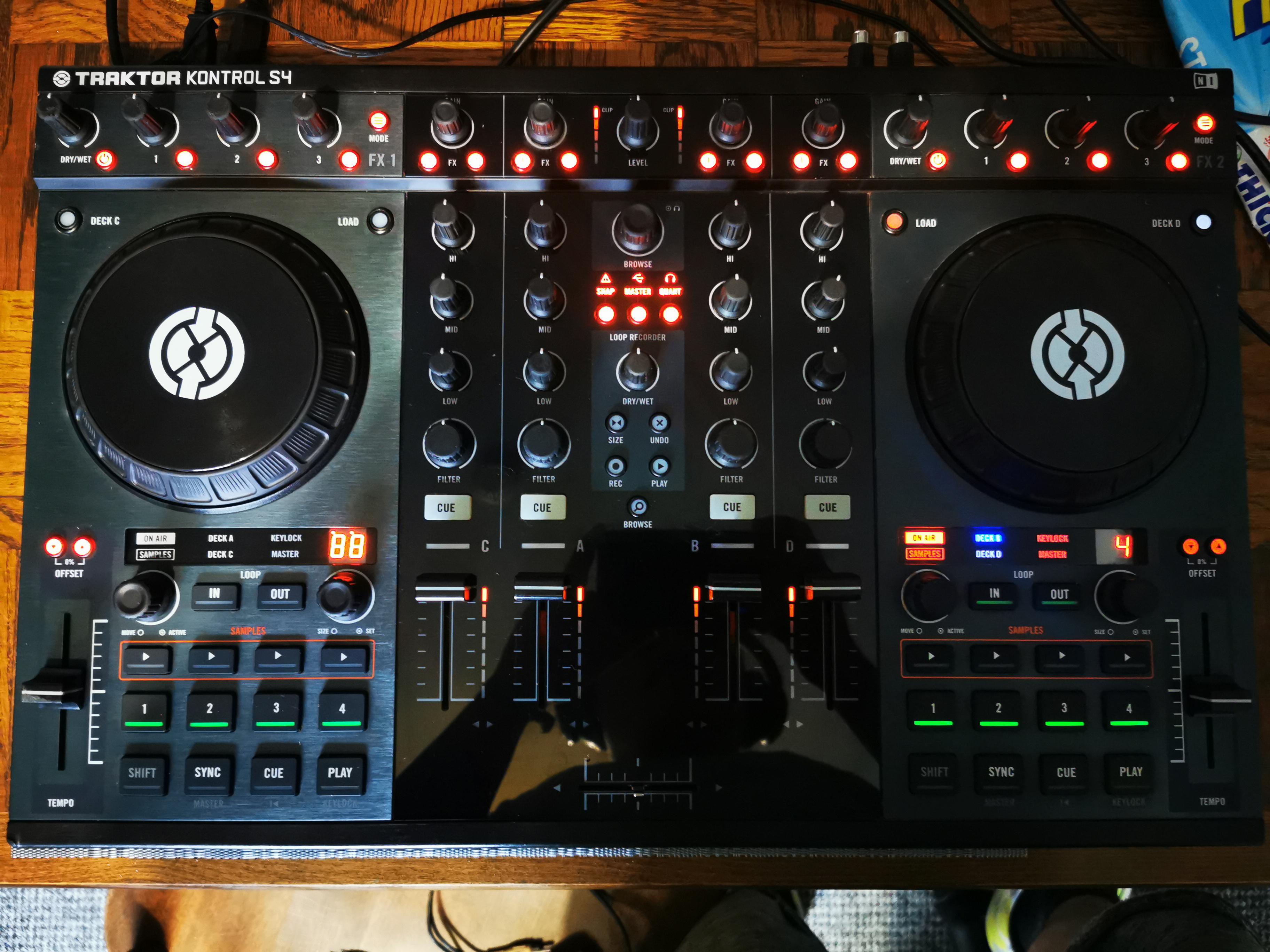 Traktor Kontrol S4 mk1のハードウェアの問題 : r/DJs