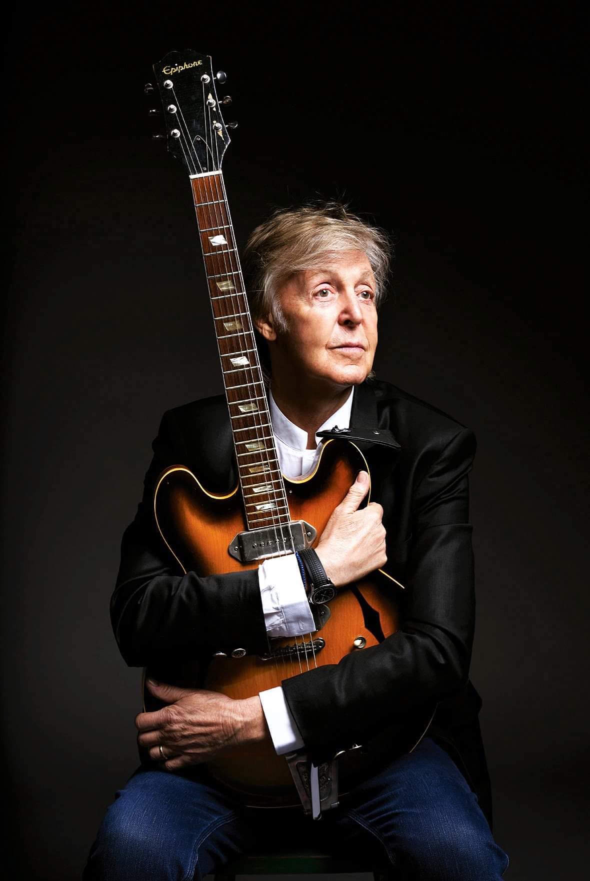 俺のお気に入りのエレキギターは、エピフォンのカジノなんだ。ロンドン