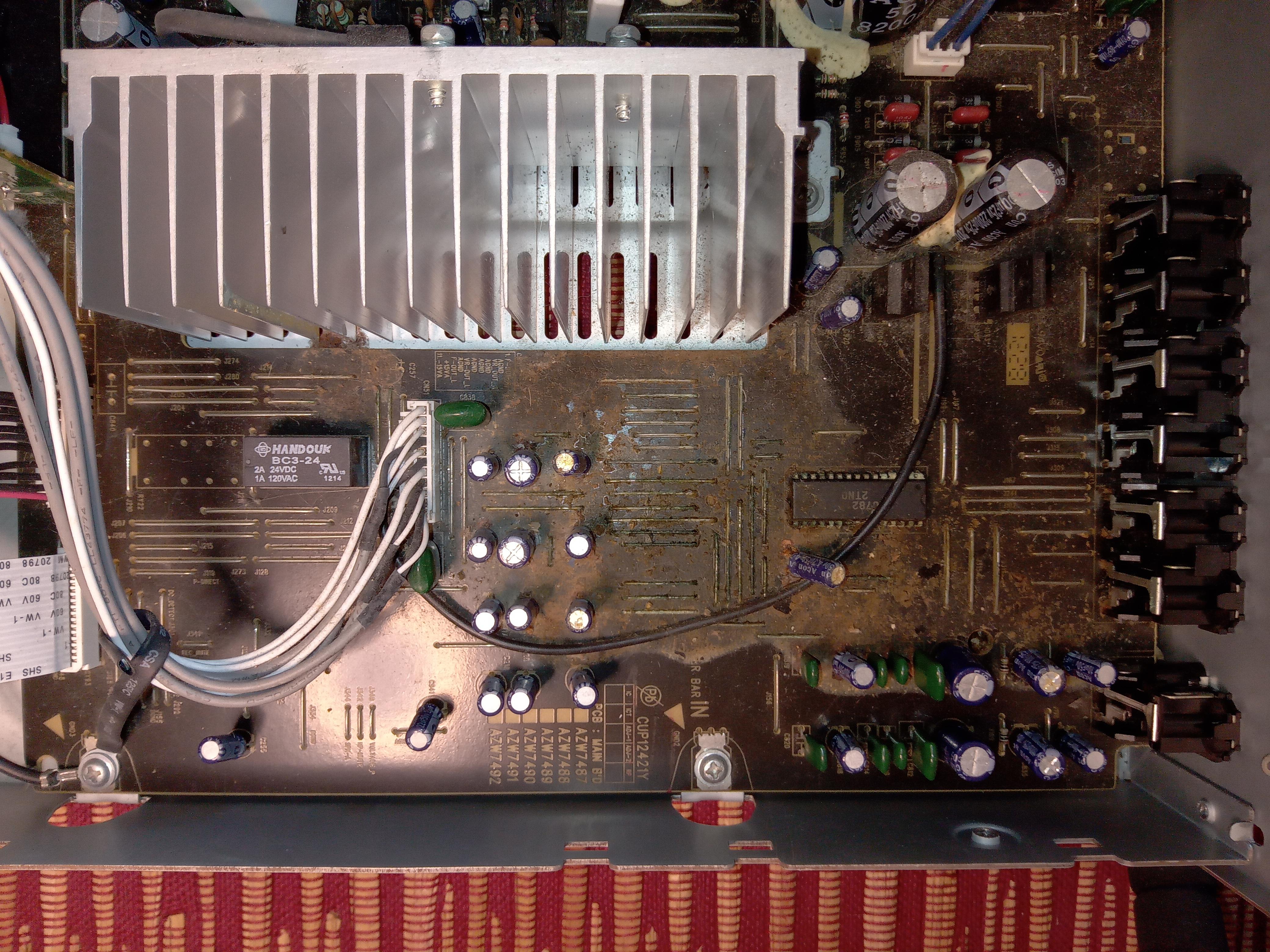 Pioneer A10 プリメインアンプ、猫のゲロ付き。 : r/techsupportgore