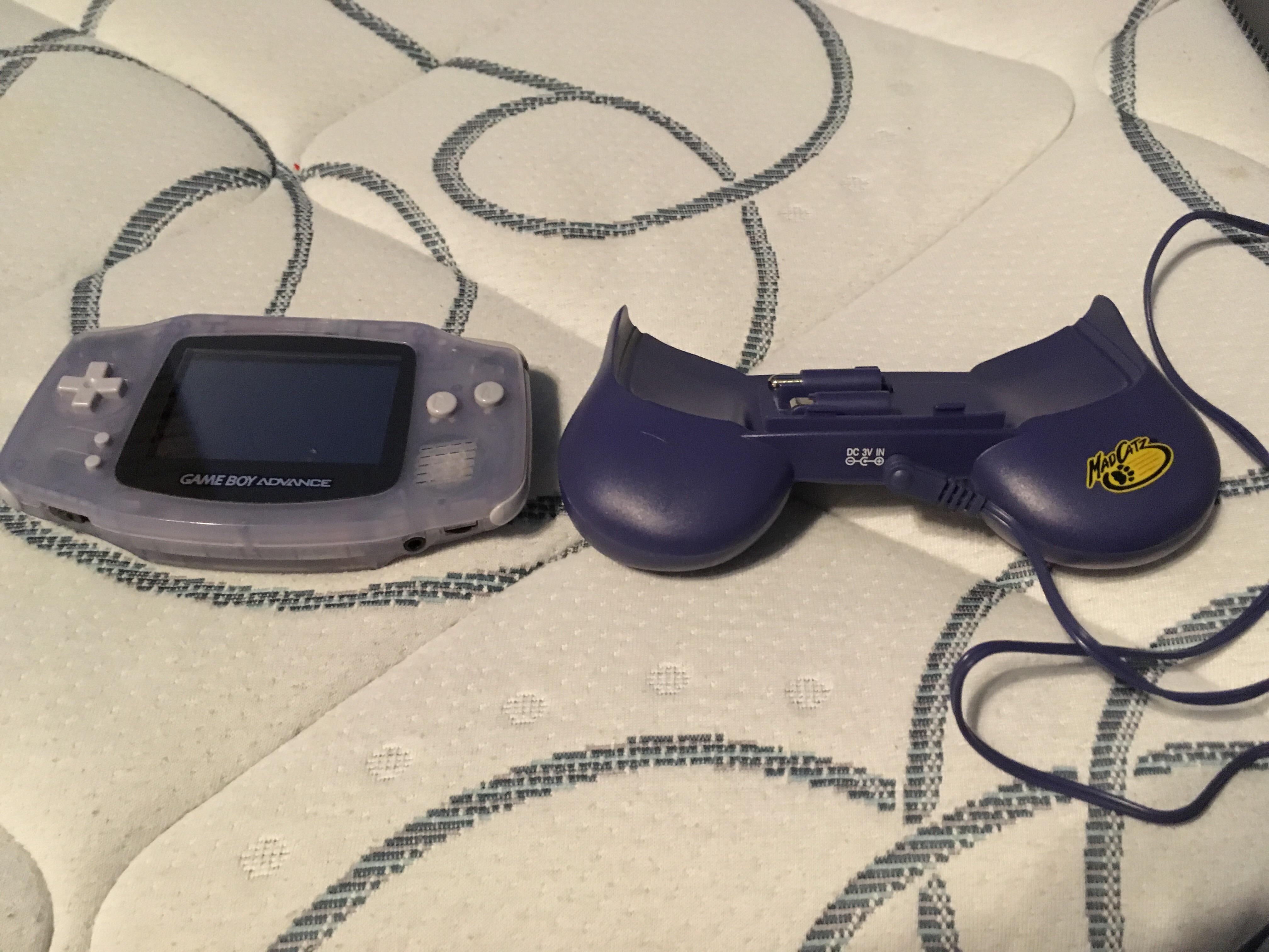 それで、ゲームボーイアドバンス用の充電式グリップを買ったんだ