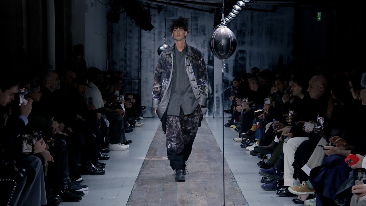 詩的な闘志、ヨウジヤマモト プールオムのランウェイ。2026-'27年秋冬
