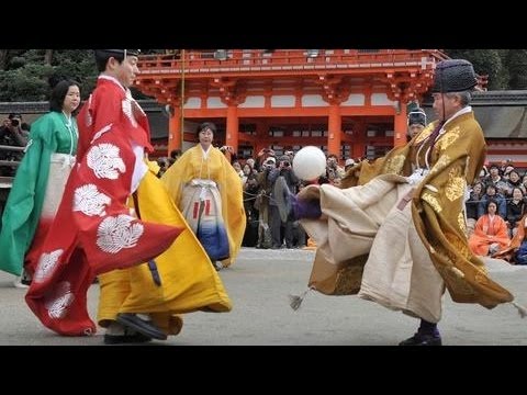 平安貴族の遊びを再現 下鴨神社で恒例「蹴鞠初め」 - YouTube