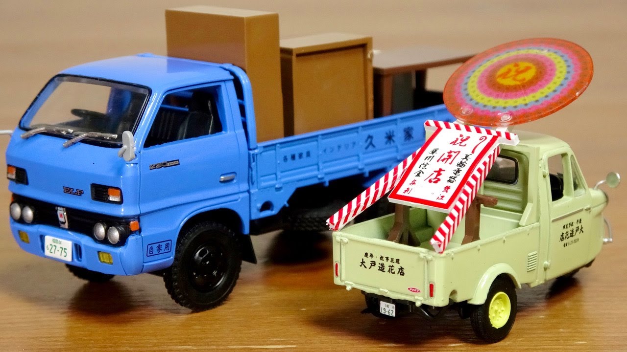 The flowers for the grand opening are so Showa-era! The furniture