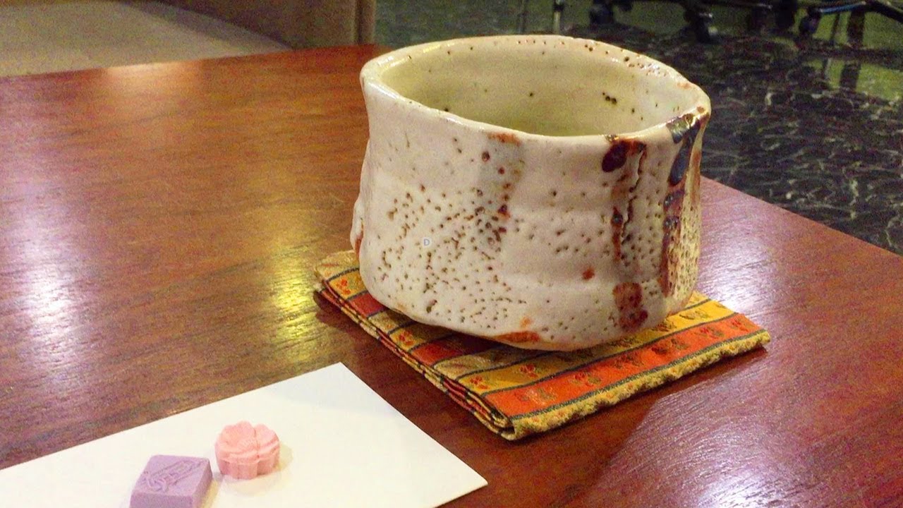 数百万円の価値の茶碗で抹茶が飲める！「人間国宝美術館」 - YouTube