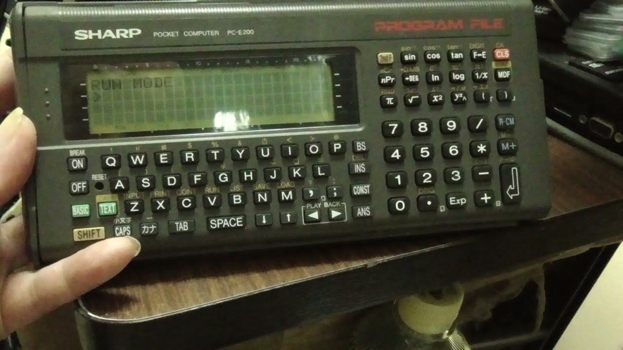 ハンディーなポータブルな日本独自のコンピュータ、PC-E200ポケコン