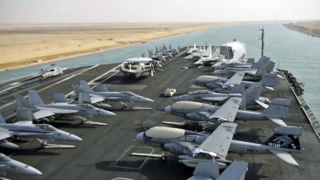 スエズ運河を通過する空母ニミッツ (USS Nimitz, CVN-68) - YouTube