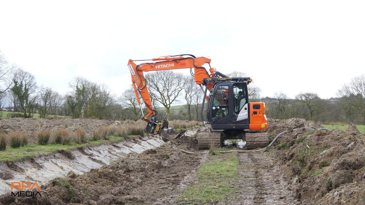 Hitachi ZX85US with Engcon EC214 - YouTube