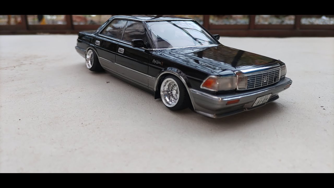 Aoshima 1/24 scale plastic model of the Toyota UZS131 Crown Royal