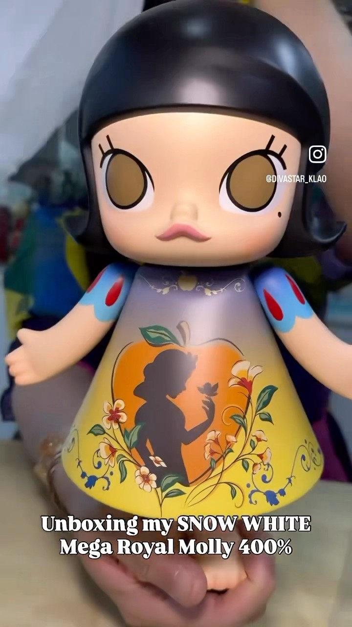 Unboxing my SNOW WHITE Mega Royal Molly 400% - YouTube