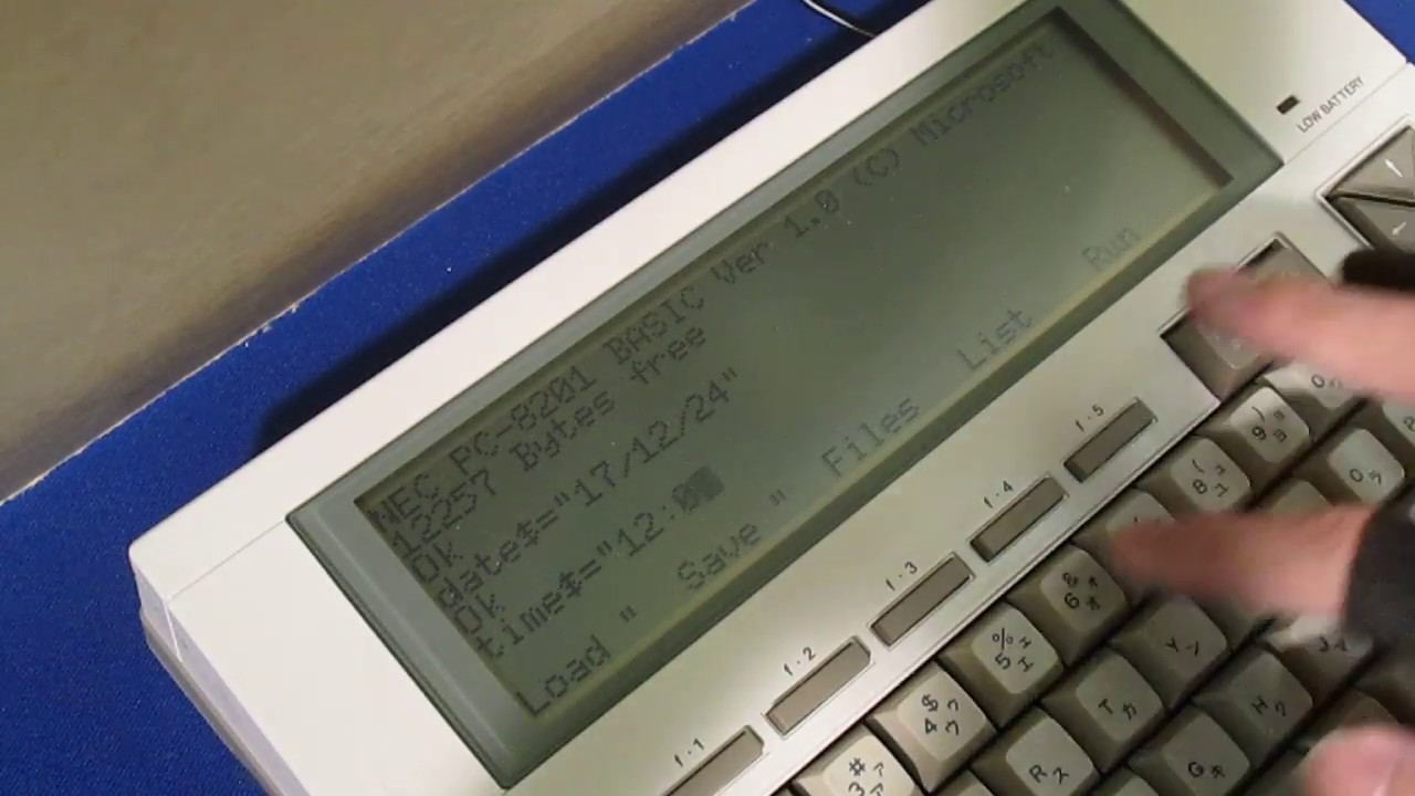 NEC ハンドヘルドコンピュータ PC-8201 - YouTube