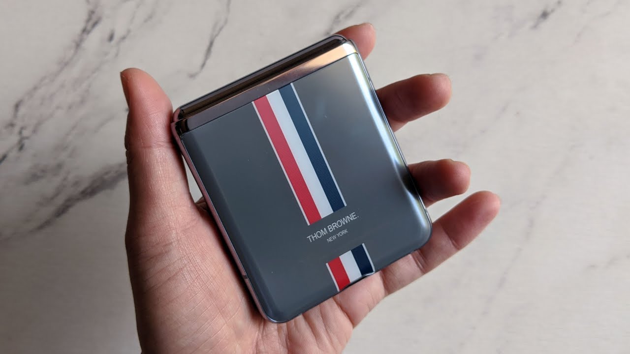 トム ブラウン×Galaxyの新作折り畳みスマホ「Galaxy Z Flip Thom