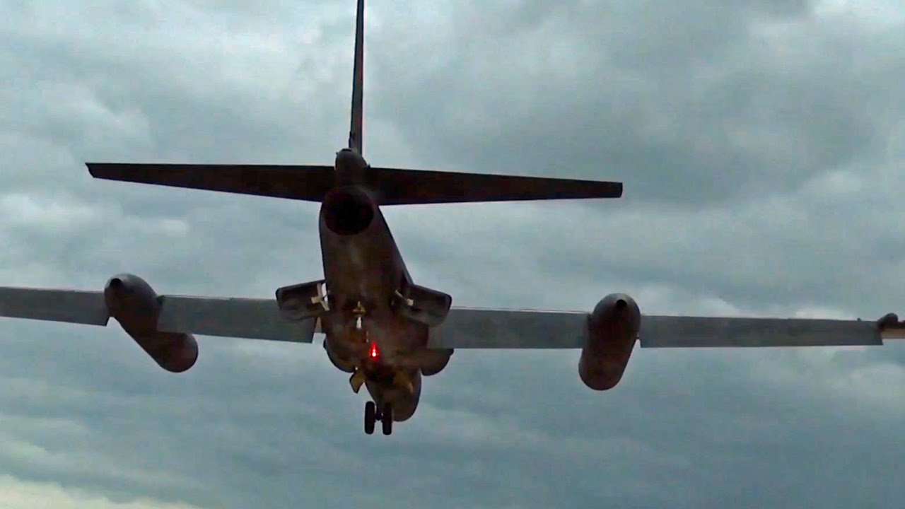 U-2偵察機の難しい着陸(並走車の車載映像) - U-2 Dragon Lady