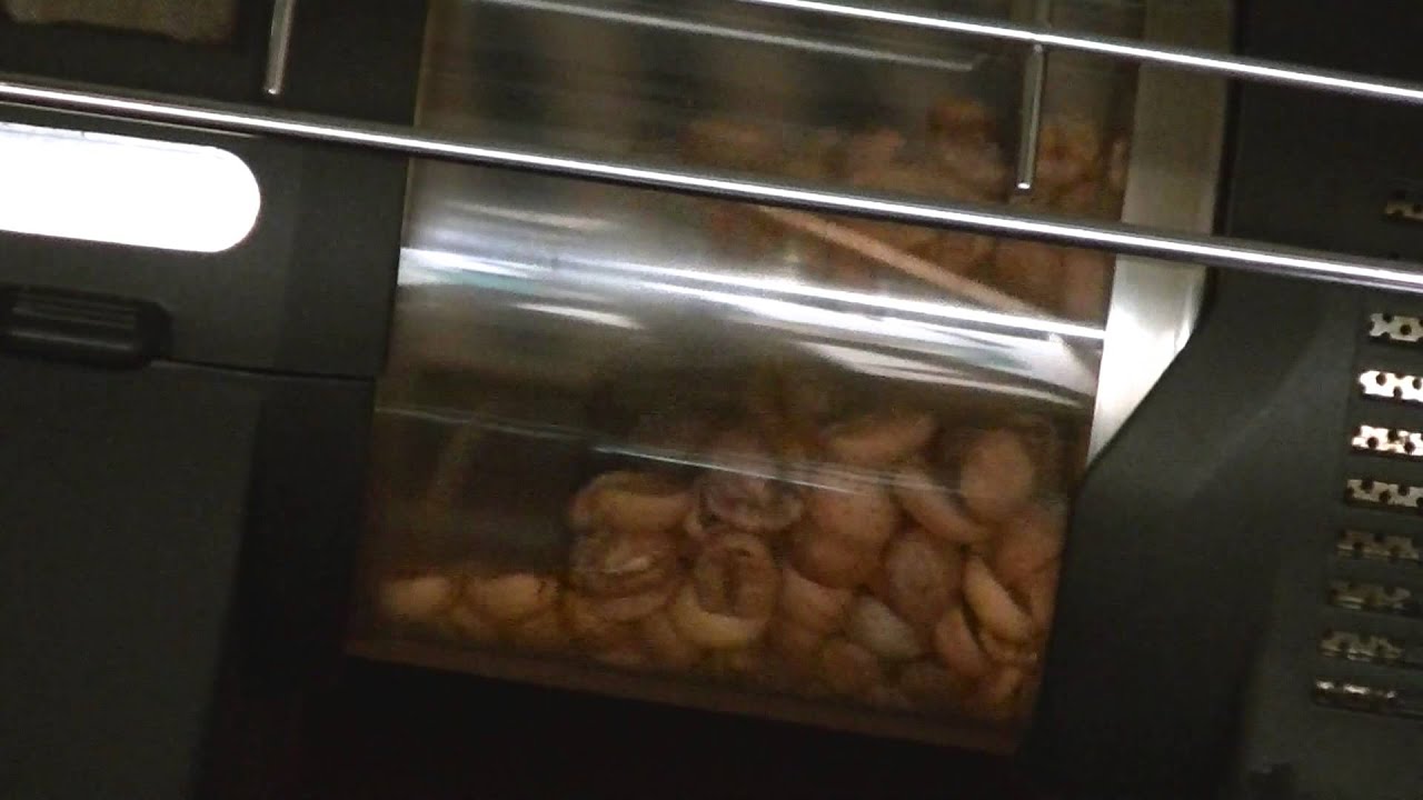 焙煎機能付き全自動コーヒーメーカーのデモンストレーション - YouTube