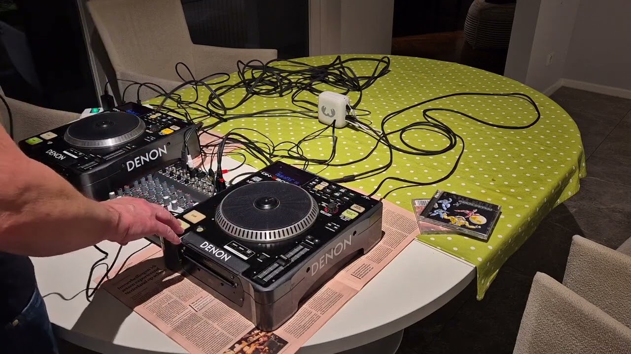 Extreem low budget DJ setup - Denon dn-s3000 cd players and xenyx