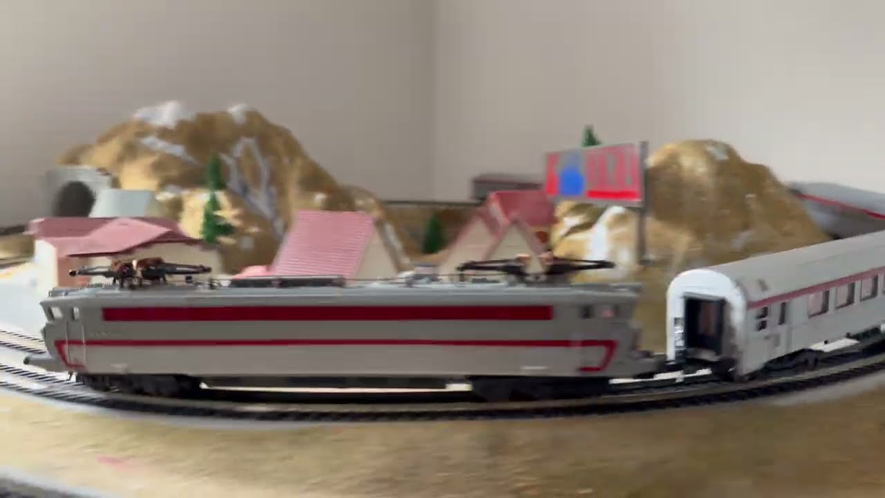 LIMA GOLDEN SERIES H0 TEE con locomotiva CC 40101 SNCF su plastico