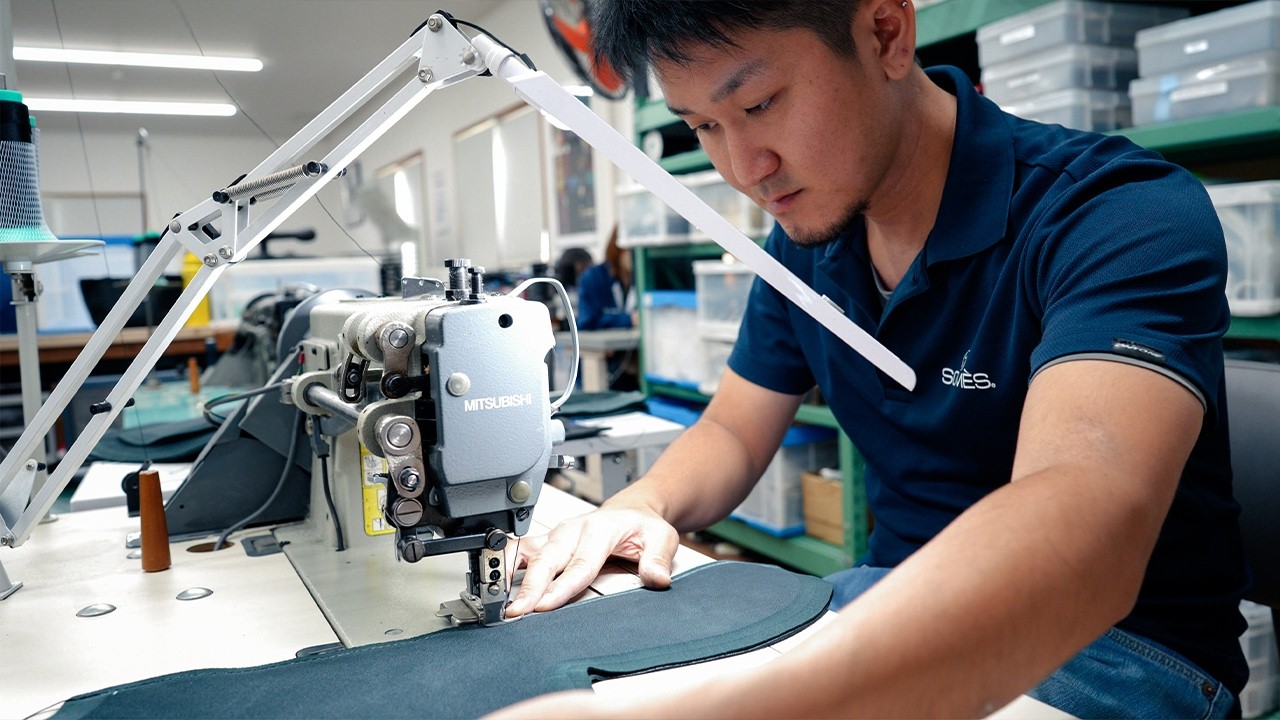 The process of making a horse saddle. Japan's only harness