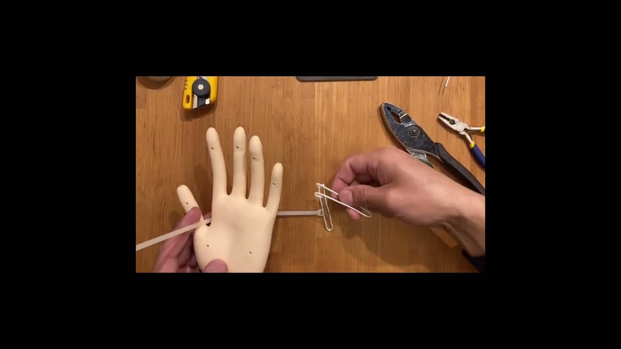 モデルハンドの骨折をとりあえず応急処置して曲がるようにする