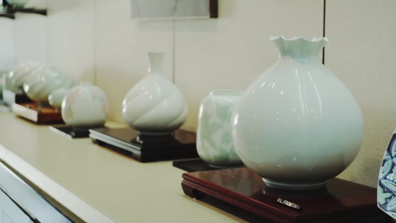 人間国宝 井上萬二作 白磁花紋彫文 壷 有田焼 A6000-2 - 佐賀県有田町