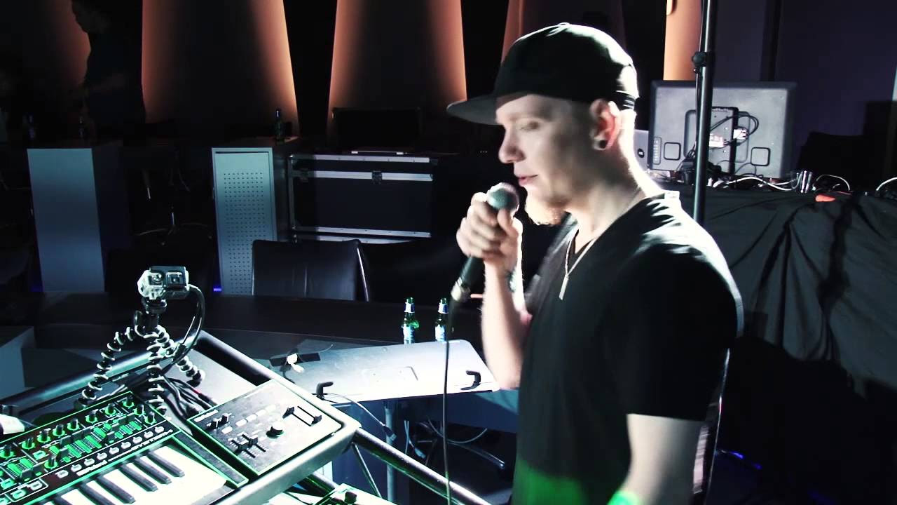 Roland VT-3 Vocoder Demonstration - YouTube