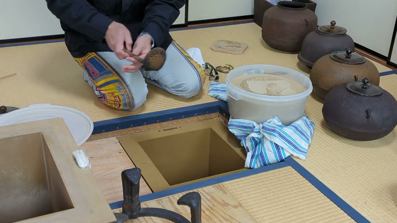 炉開き 開炉の準備 五徳据え 濡れ灰入れ 前田酒店茶道部 teaceremony