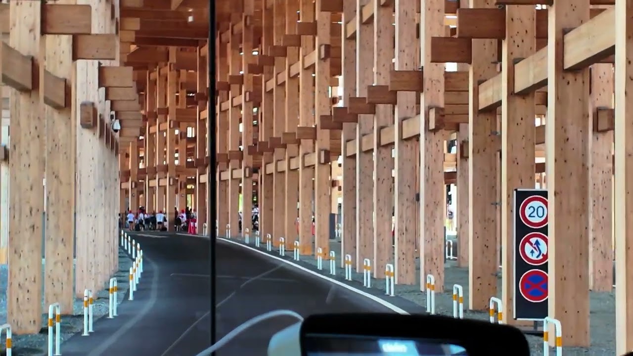 大阪関西万博の大屋根リングの下を走るバスe Mover（イームーバー