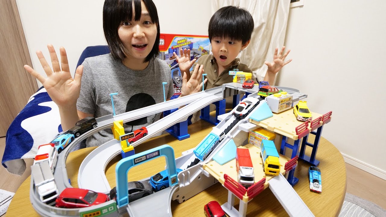 トミカ アクション高速どうろ - YouTube