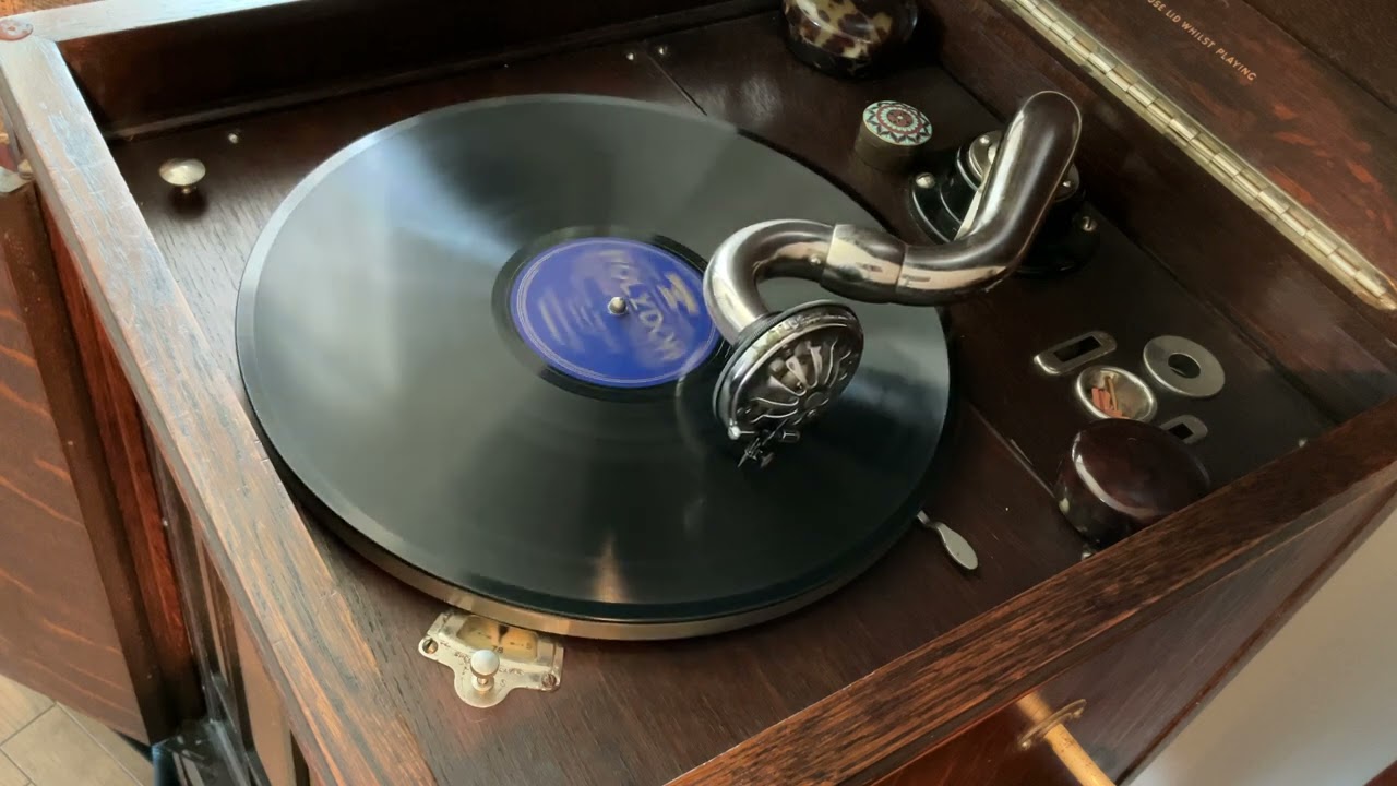 蓄音機でSP盤をかける Playing an SP Record on a Gramophone - HMV