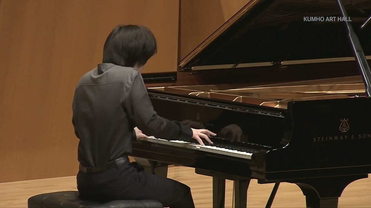 Wanda Landowska plays Mozart: Rondo in A Minor, K.511 at her home