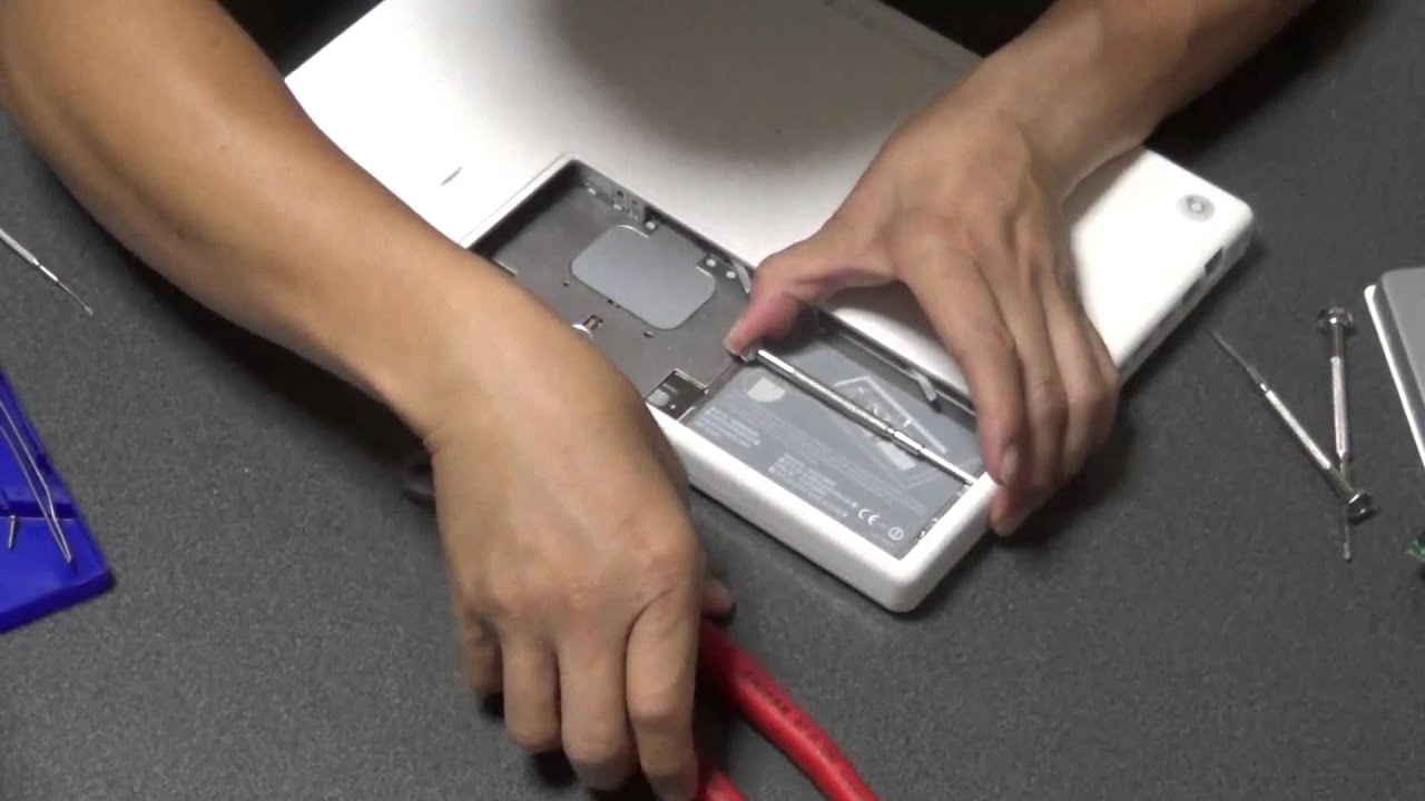 MacBook ノートパソコン（A1181）分解 - YouTube