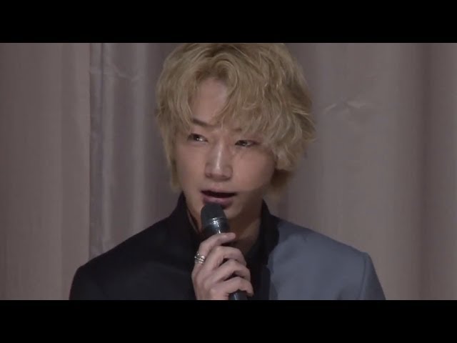 綾野剛、金髪で登場 映画「そこのみにて光輝く」初日あいさつ(1) - YouTube