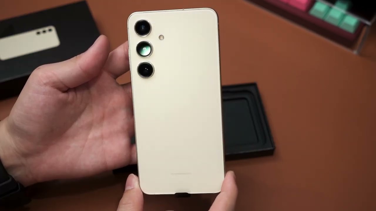 Samsung Galaxy S24 Amber Yellow unboxing - YouTube