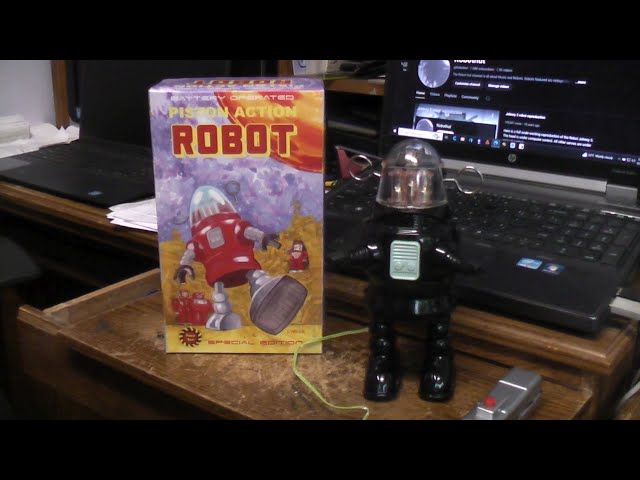 Special Edition Piston action robot by Papasan toys / Roboert