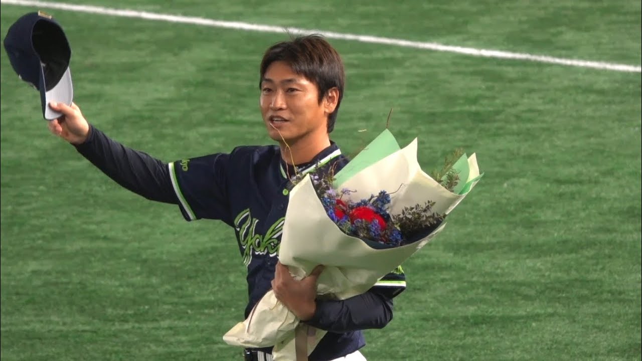 この帽子受け取ったヤクファン昇天… 引退表明の青木宣親が東京ドームの