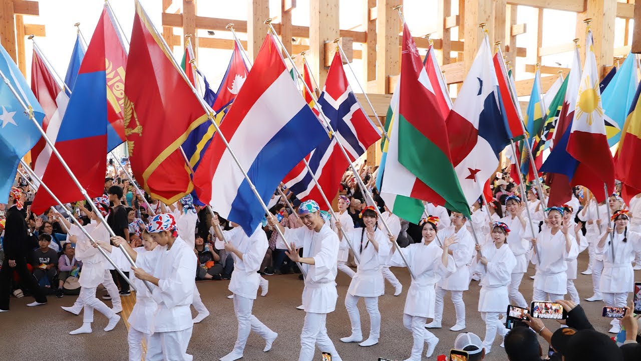 大阪・関西万博 最終日にフラッグパレード ハローキティ、くまモンも