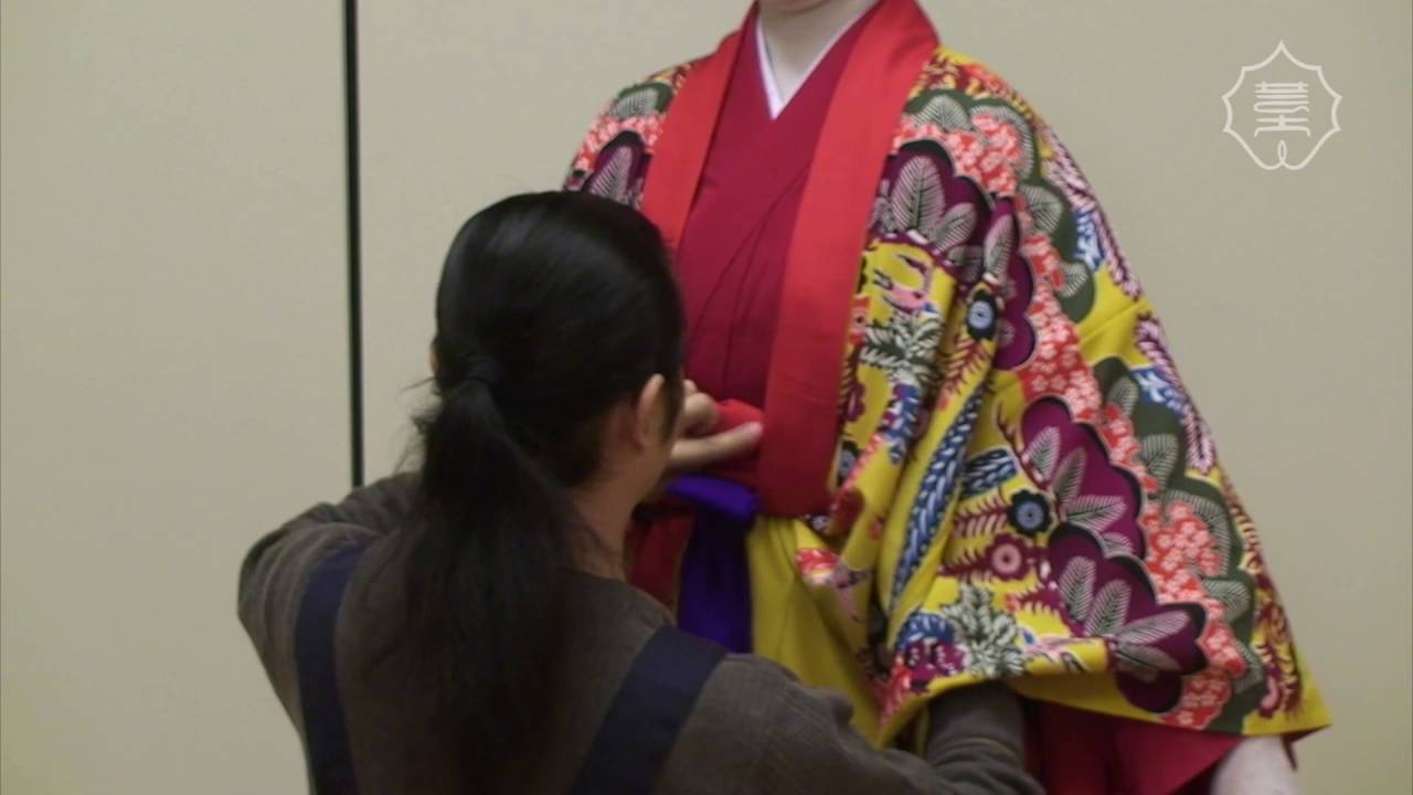 日本・沖縄（琉球古典舞踊) 女性の着付け - YouTube