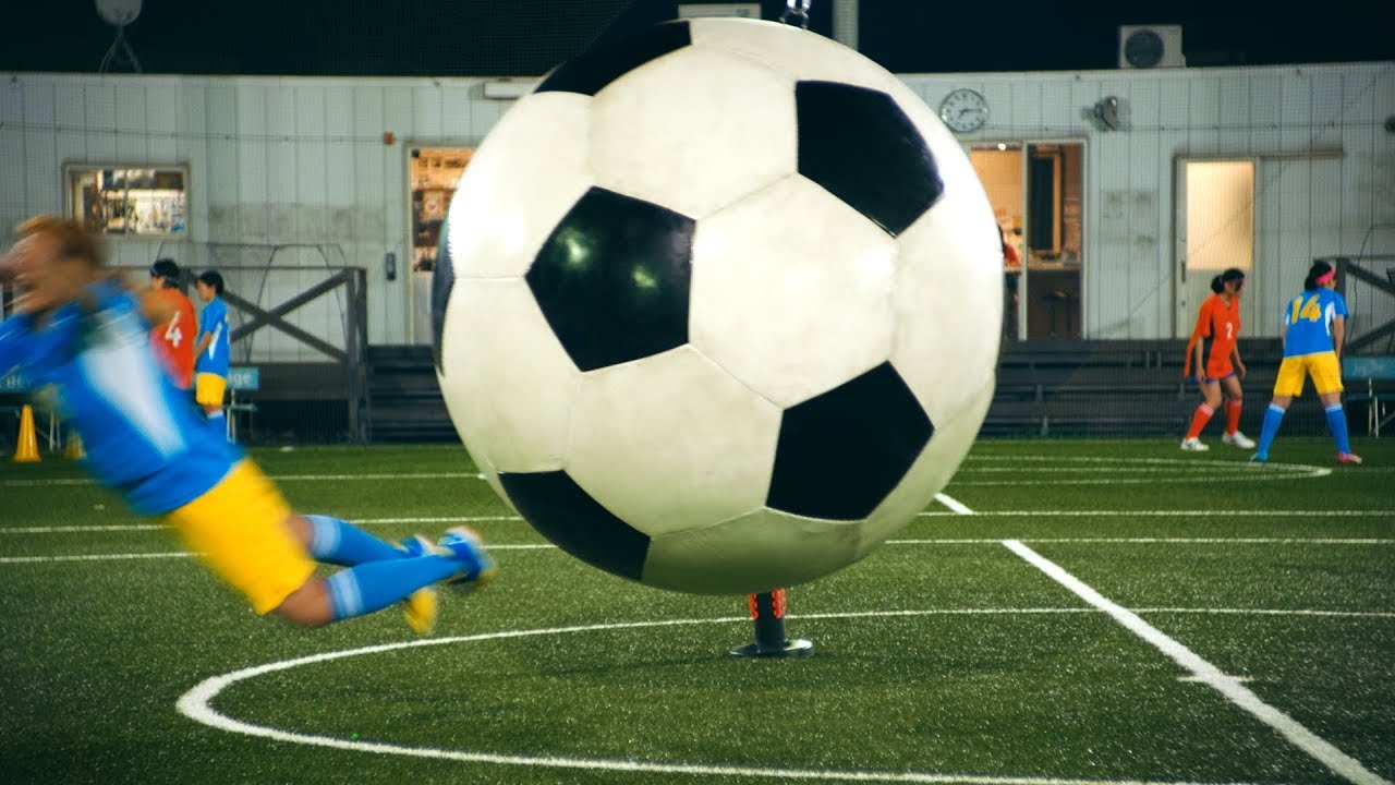 丸山桂里奈に巨大サッカーボールが直撃！ユニフォーム姿でコミカルな